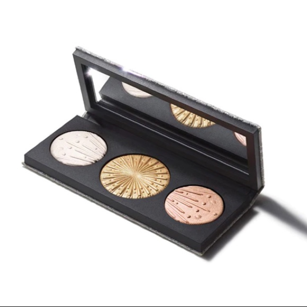 MAC Flashing Ice Extra Dimension Palette in light